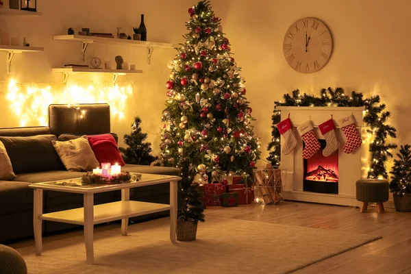 Interior Sala Estar Com Sofá Árvores Natal Brilhantes Lareira Noite — Fotografia de Stock