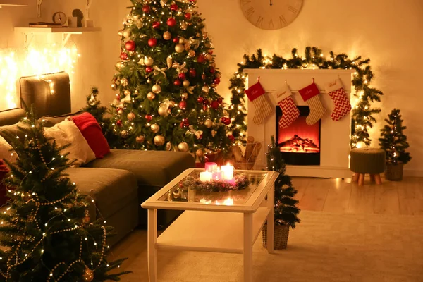 客厅的内部 有沙发 明亮的圣诞树和夜间壁炉 — 图库照片