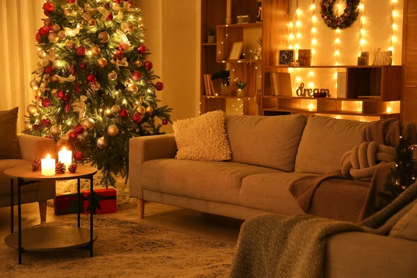 Interieur Woonkamer Met Sofa Kerstboom Nachts Gloeiend Licht — Stockfoto