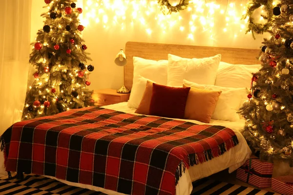 Hálószoba Belseje Karácsonyfákkal Világító Fényekkel Éjszaka — Stock Fotó