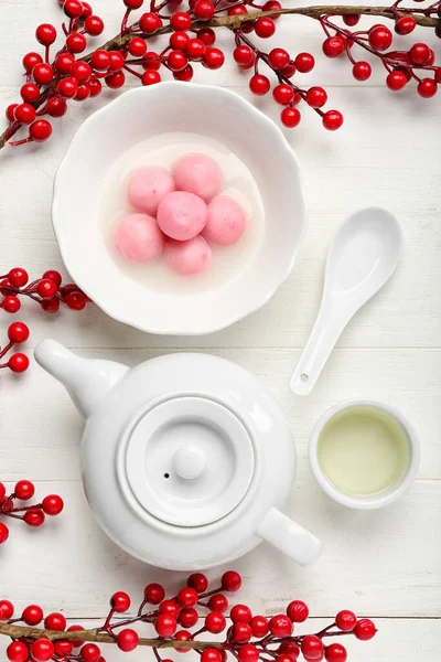 Schüssel Tangyuan Mit Teekanne Tasse Und Beeren Auf Weißem Holzhintergrund — Stockfoto