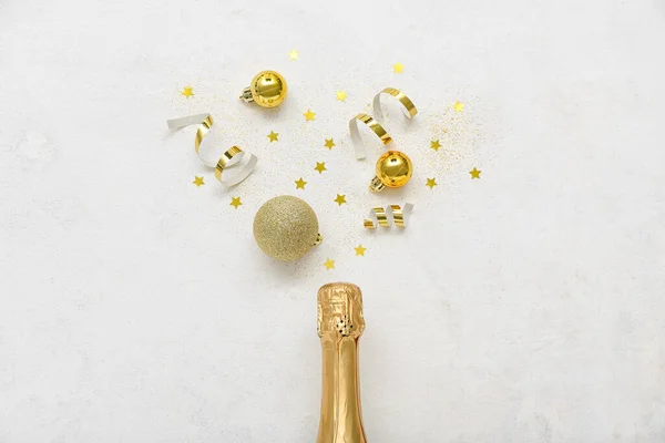 Flasche Champagner Mit Weihnachtskugeln Serpentinen Und Sternen Auf Weißem Hintergrund — Stockfoto