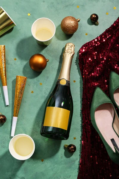 Bottle Champagne Cups Christmas Balls Party Horns Dress Green Background — Stock Photo, Image