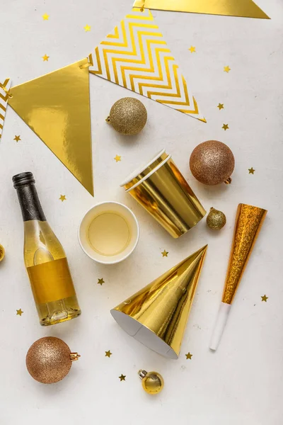 Bottiglia Champagne Con Coppe Cappello Festa Bandiere Palline Natale Sfondo — Foto Stock