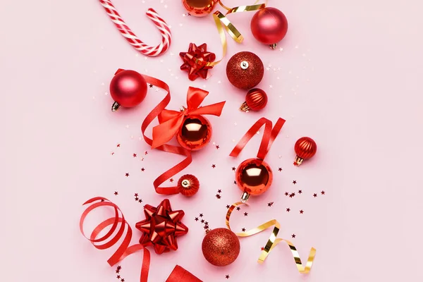 赤クリスマスボールともに蛇紋岩と星のピンクの背景 — ストック写真