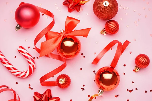 Bolas Rojas Navidad Con Serpentina Estrellas Sobre Fondo Rosa — Foto de Stock