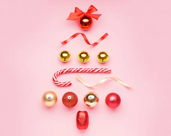 ピンクの背景にボール キャンディー杖とリボンで作られたクリスマスツリー — ストック写真
