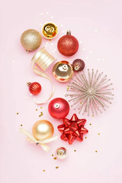 Fényes Karácsonyi Dekorációk Szalaggal Rózsaszín Háttér — Stock Fotó