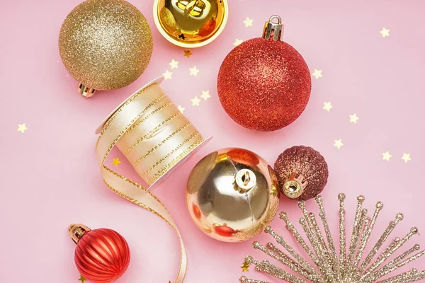 Блестящие Рождественские Украшения Лентой Розовом Фоне — стоковое фото