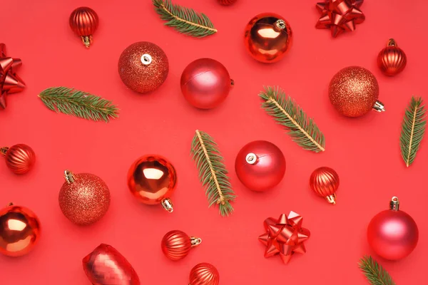 Χριστουγεννιάτικες Μπάλες Κλαδιά Ελάτης Κόκκινο Φόντο — Φωτογραφία Αρχείου