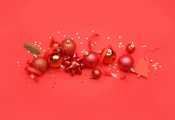 Hermosas Decoraciones Navidad Sobre Fondo Rojo —  Fotos de Stock