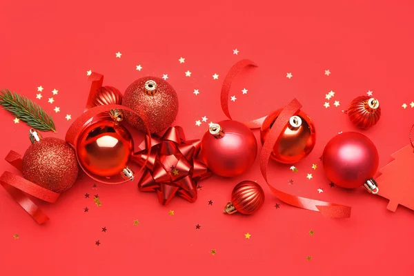 Hermosas Decoraciones Navidad Sobre Fondo Rojo — Foto de Stock