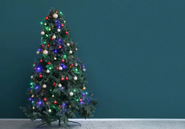 Grande Árvore Natal Perto Parede Escura — Fotografia de Stock