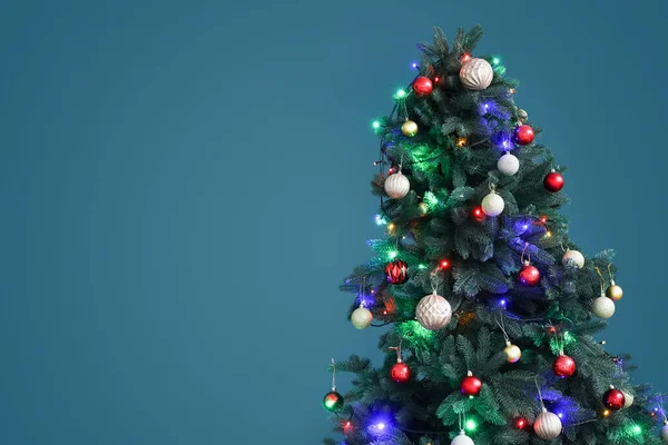 Grande Árvore Natal Perto Parede Escura — Fotografia de Stock