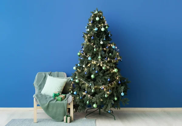 Árvore Natal Brilhante Cadeira Com Presentes Perto Parede Azul — Fotografia de Stock