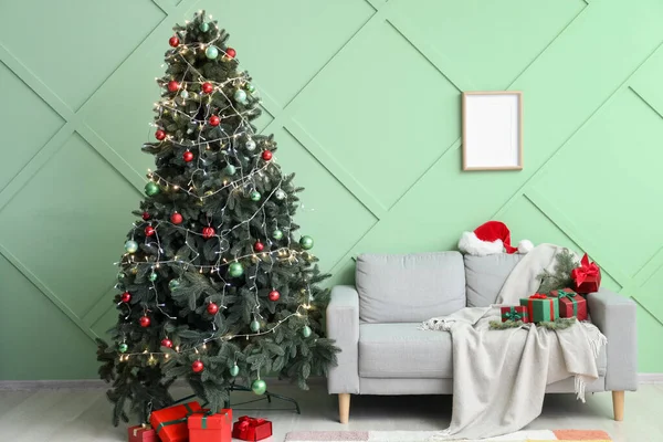Oturma Odasının Içinde Noel Ağacı Kanepe Hediyeler Var — Stok fotoğraf