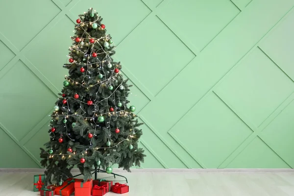Glowing Christmas Tree Presents Green Wall — Stock Photo, Image