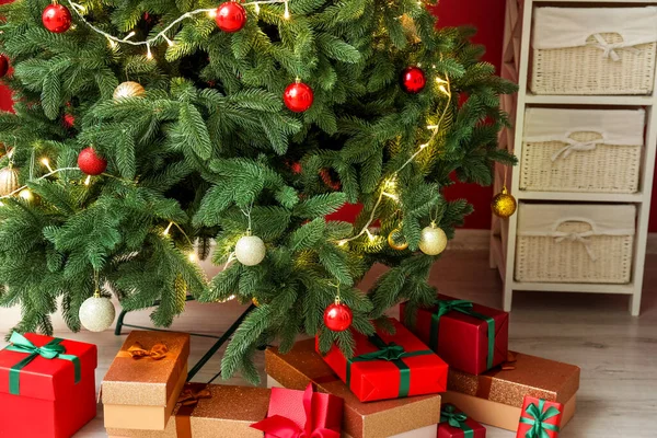 クリスマスツリーをリビングルームでプレゼント — ストック写真