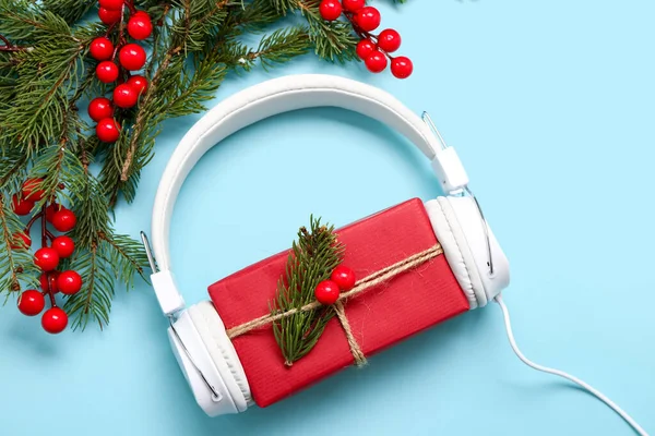 Słuchawki Prezentem Świątecznym Gałązki Jodły Żurawina Zielonym Tle — Zdjęcie stockowe