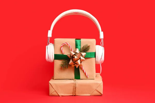 Headphones Christmas Gifts Red Background — Stock Photo, Image