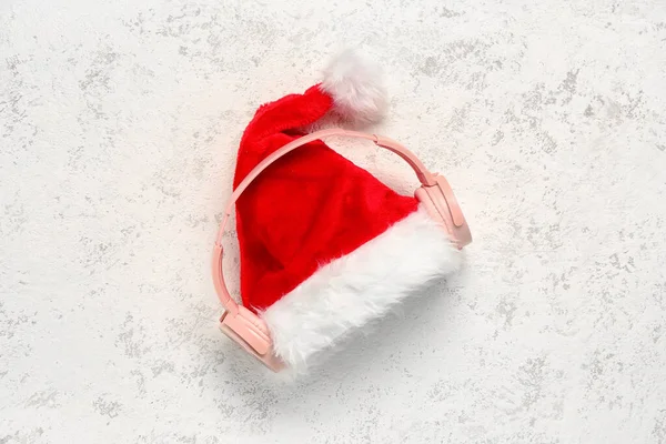 Kopfhörer Mit Weihnachtsmütze Auf Weißem Grunge Hintergrund — Stockfoto
