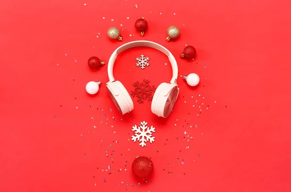 Słuchawki Wystrojem Świątecznym Czerwonym Tle — Zdjęcie stockowe