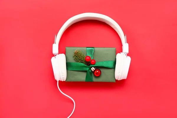 Słuchawki Prezentem Świątecznym Czerwonym Tle — Zdjęcie stockowe