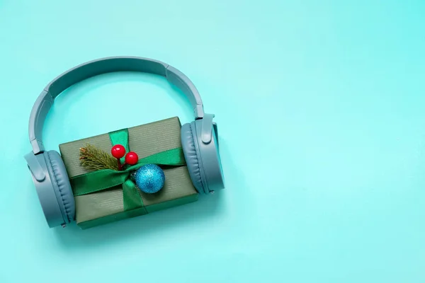 Headphones Christmas Gift Color Background — Stock Photo, Image