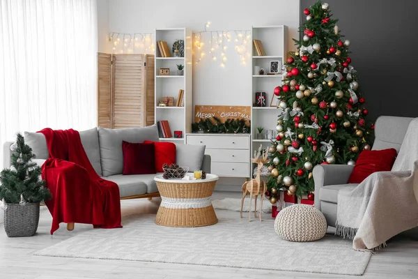 客厅的内部 有明亮的圣诞树 沙发和扶手椅 — 图库照片
