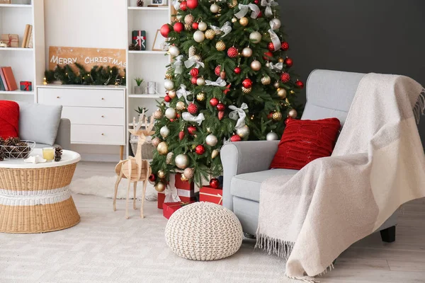 Interieur Woonkamer Met Gloeiende Kerstboom Fauteuil Houten Rendieren — Stockfoto