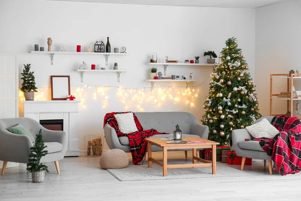Interiér Obývacího Pokoje Zářícími Vánočními Stromky Krbem Pohovkou — Stock fotografie