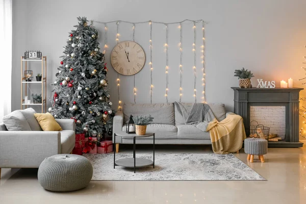 Interieur Van Woonkamer Met Gloeiende Kerstboom Banken Klok — Stockfoto