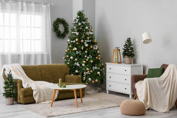 Interior Del Salón Con Brillantes Árboles Navidad Sofá Cajones — Foto de Stock