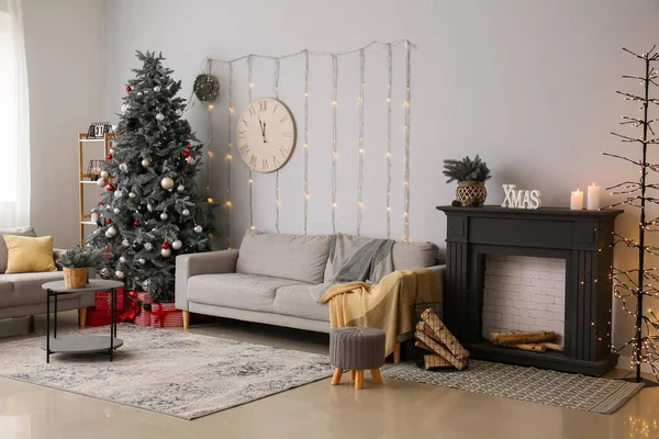 Interior Sala Estar Con Brillante Árbol Navidad Sofá Repisa Chimenea — Foto de Stock