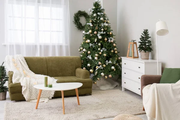 Innenraum Des Wohnzimmers Mit Leuchtenden Weihnachtsbäumen Sofa Und Schubladen — Stockfoto