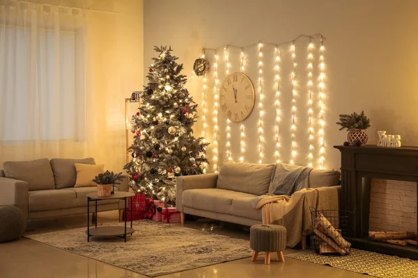 Innenraum Des Wohnzimmers Mit Leuchtendem Weihnachtsbaum Und Sofas Der Nacht — Stockfoto
