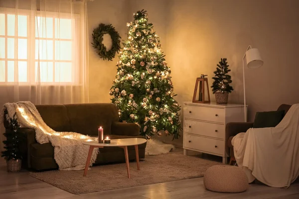 Interiör Vardagsrum Med Glödande Julgranar Soffa Och Lådor Natten — Stockfoto