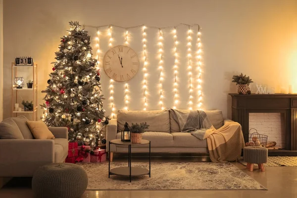夜は輝くクリスマスツリーとソファ付きのリビングルームのインテリア — ストック写真