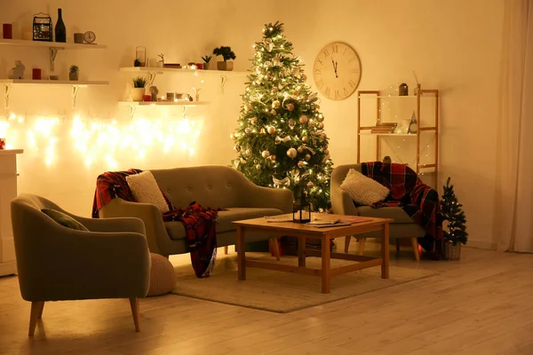 Interiör Vardagsrum Med Glödande Julgran Soffa Och Fåtöljer Natten — Stockfoto