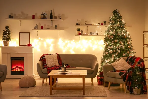 客厅的内部 晚上有明亮的圣诞树 沙发和壁炉 — 图库照片