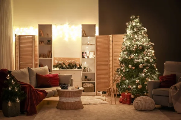 Interiör Vardagsrum Med Glödande Julgranar Soffa Och Fåtölj Natten — Stockfoto