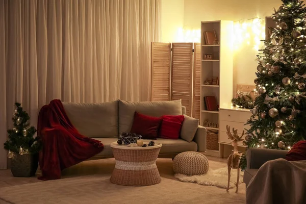 室内客厅 晚上有明亮的圣诞树和沙发 — 图库照片