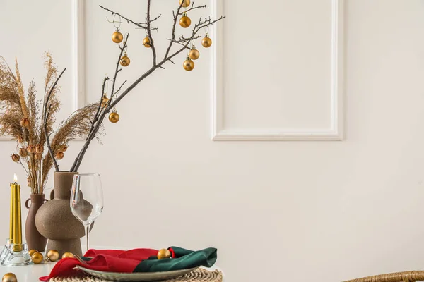 Vasen Mit Ästen Pampasgras Und Weihnachtskugeln Auf Dem Esstisch Zimmer — Stockfoto