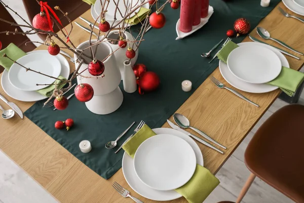 Vasen Mit Ästen Und Roten Weihnachtskugeln Auf Dem Esstisch Zimmer — Stockfoto