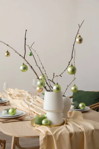 Vasos Com Galhos Árvore Bolas Natal Verdes Mesa Jantar Perto — Fotografia de Stock