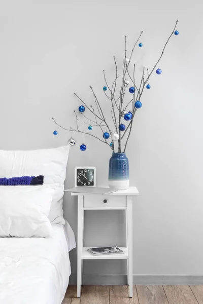 Vaso Com Galhos Árvore Bolas Natal Relógio Mesa Quarto — Fotografia de Stock