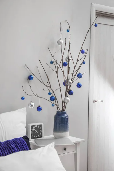 Vase Mit Ästen Weihnachtskugeln Und Uhr Auf Dem Tisch Schlafzimmer — Stockfoto