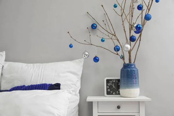 Ağaç Dalları Noel Topları Yatak Odasındaki Masada Duran Saat — Stok fotoğraf