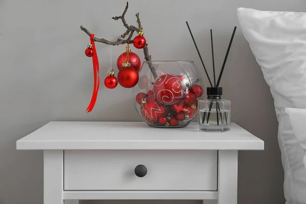 Vase Mit Baumzweigen Weihnachtskugeln Und Schilfdiffusor Auf Dem Tisch Schlafzimmer — Stockfoto