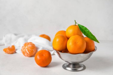 Açık arkaplanda taze olgun mandalinalar.